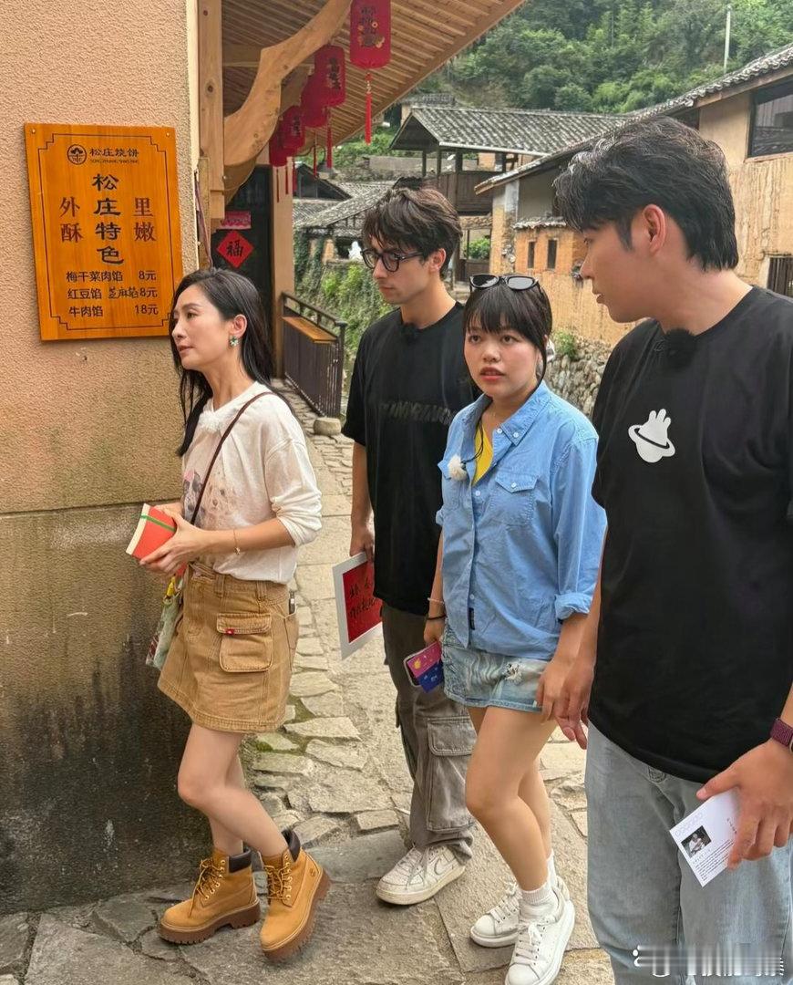 41岁陶昕然现身山西太原旅游，她现实中真人看起来好瘦，身材完全没有美感，状态非常