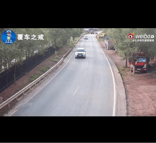 如果没有监控视频，真就解释不清了。小货车在并入车道行驶时，通过后视镜应该可以看到
