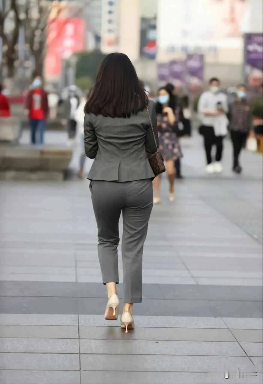 年龄大了，这么穿，气质高雅
﹍﹍
​今天，在大街上，看到一位40多岁的女士，穿的