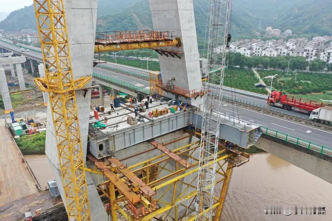 据悉近日，甬台温改扩建台州北段项目灵江特大桥首件钢梁吊装完成，标志关键节点突破，