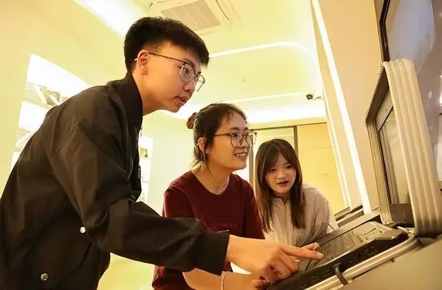 美国《华尔街日报》发表文章称，多项国际测评显示，中国孩子的学业整体表现，已经强于