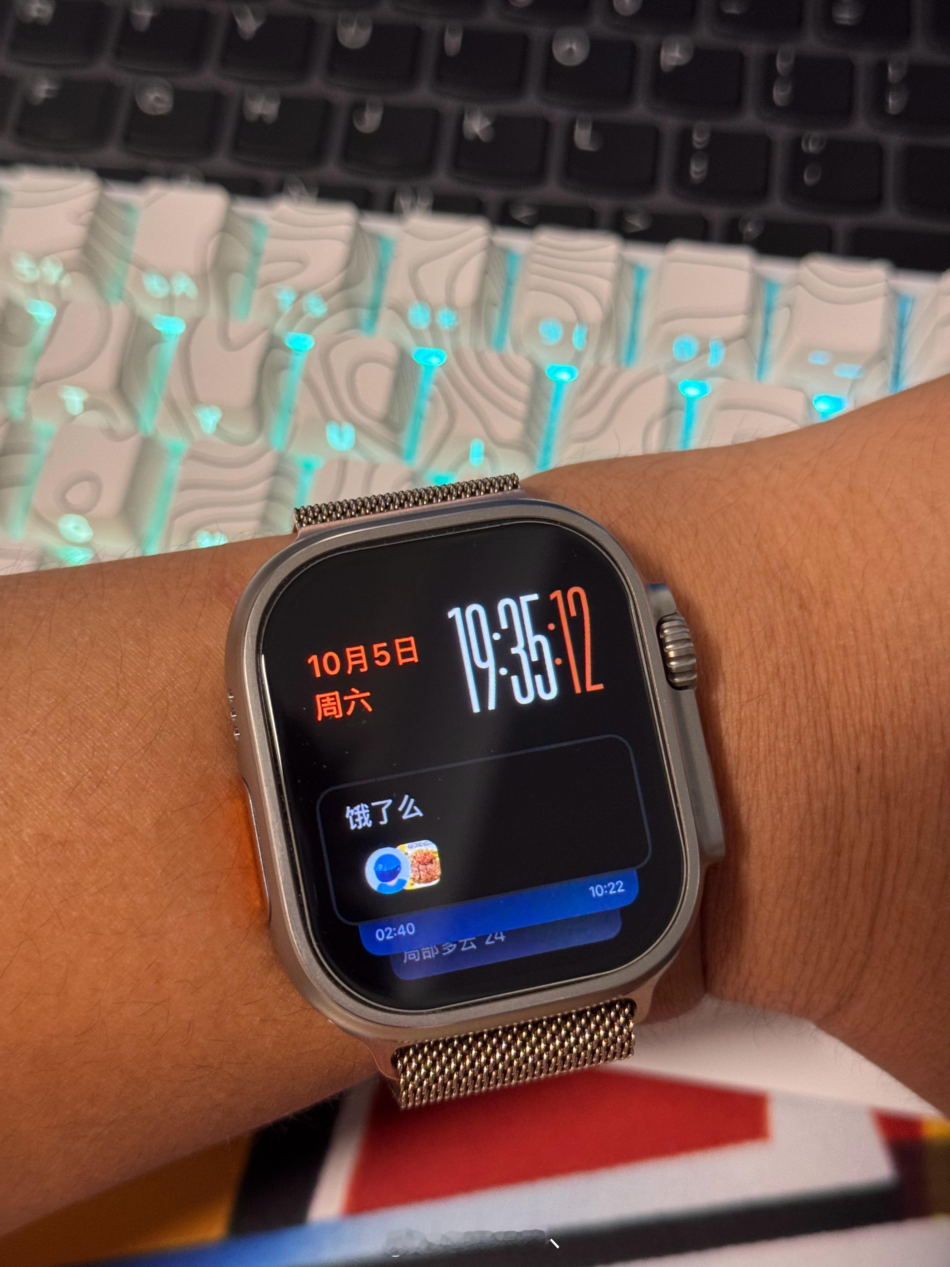 Apple Watch 现在也有实况（灵动岛）了，轻松抬起手就能看到外卖状况，理