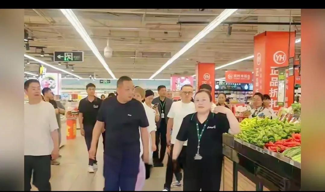 胖东来超市要关店？员工一句话，网友彻底坐不住了

最近零售圈炸了锅。胖东来生活广