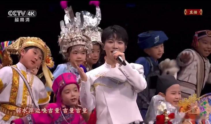 周深依然有保障春晚 周深春晚开嗓太牛啦！瞬间定好温暖基调，稳定发挥的他，用歌声治