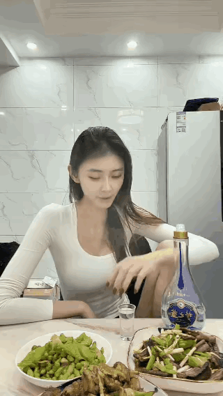 小姐姐看来是有心事了，
这个吃起来的话，
要喝好久。