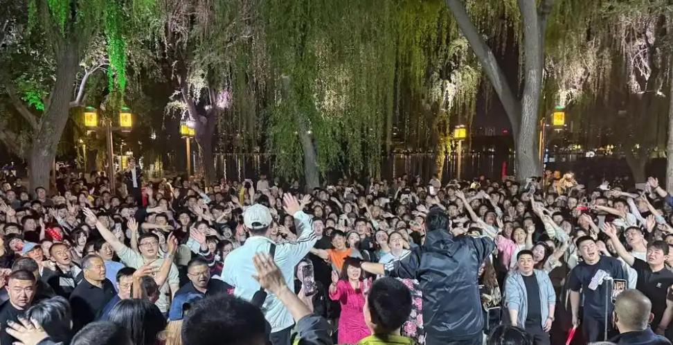 当夜幕降临，大明湖畔的晚风里会准时响起熟悉的旋律。这里没有豪华舞台，只有一台音响