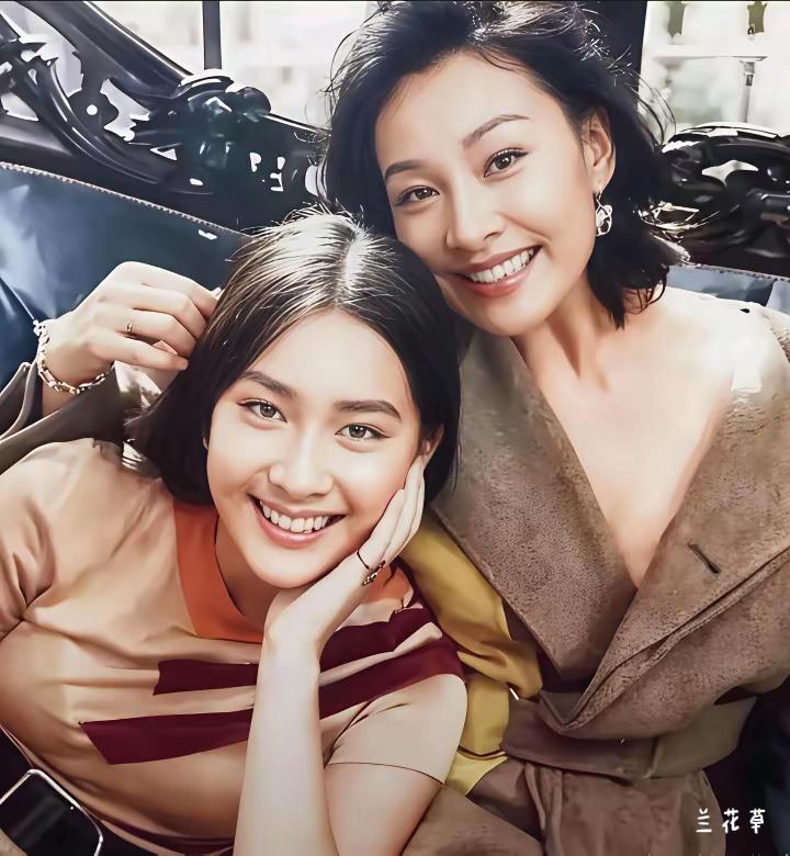 陈冲和女儿的合影。  
陈冲漂亮，女儿也不逊色于妈妈，长相大气明朗。