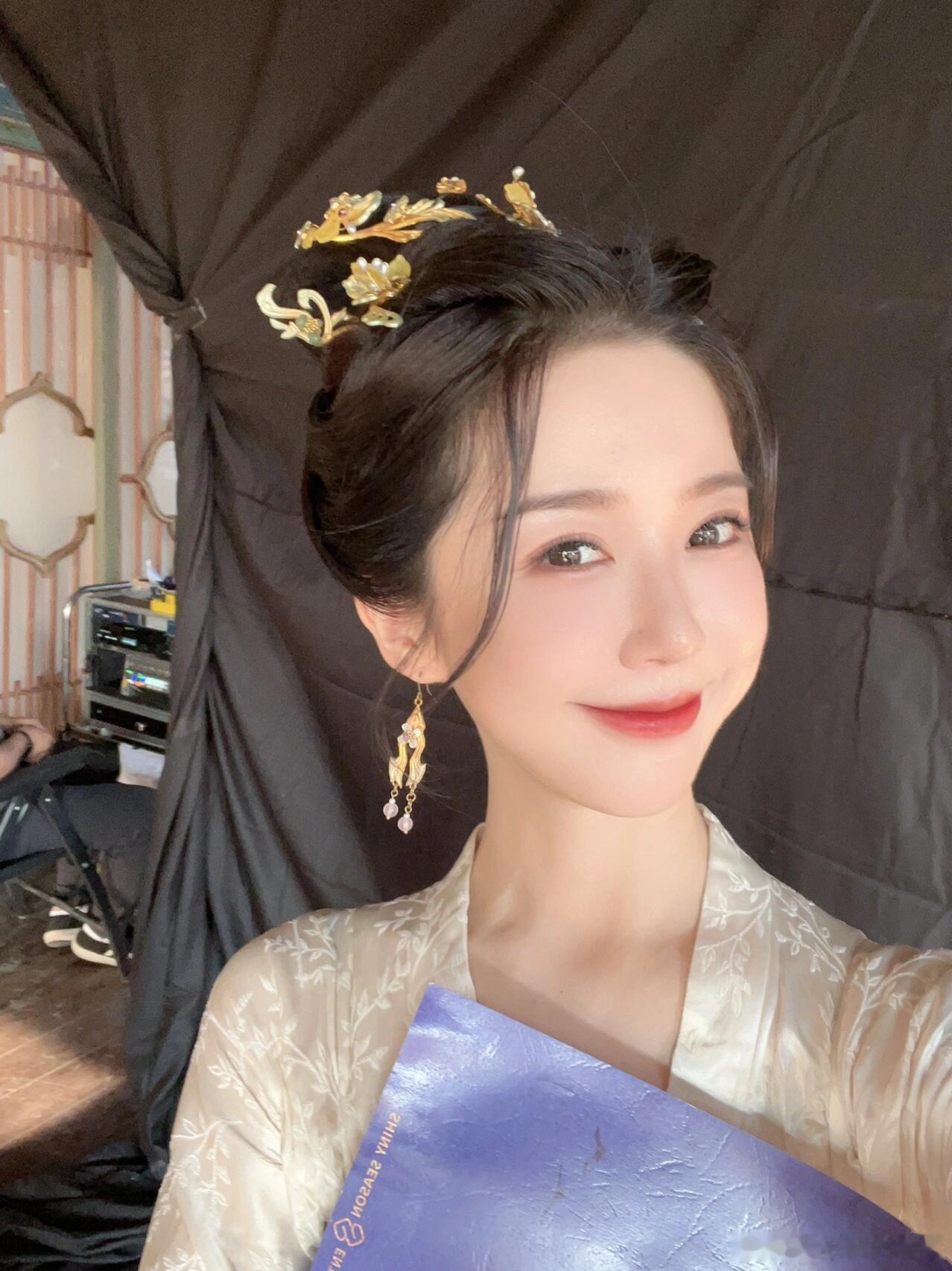 原来这么多短剧演员是选秀出身那些当年在舞台上又唱又跳的选手们，现在在短剧里演起各