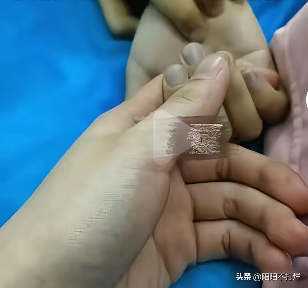 哭着找妈妈倒地身亡的9岁女孩是1月11日离世的，事发前，妈妈已经哄了她一个多小时