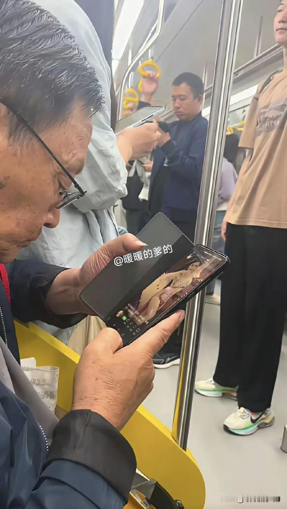 不管多大岁数
都有追求幸福的权利