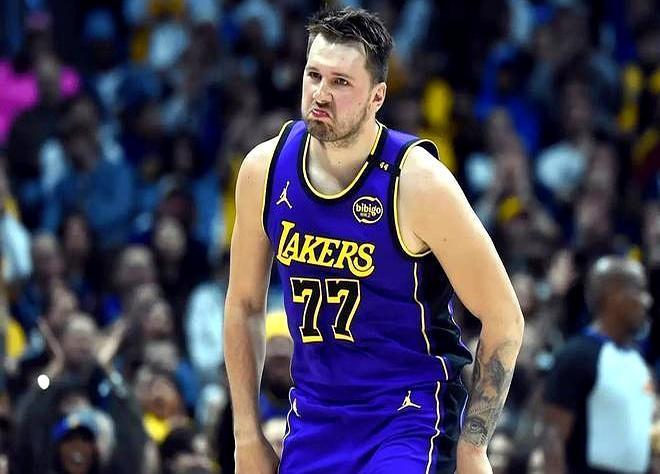 27岁的东契奇在季后赛前突然受伤倒下了。
 

他这赛季场均33.5分拿了得分王