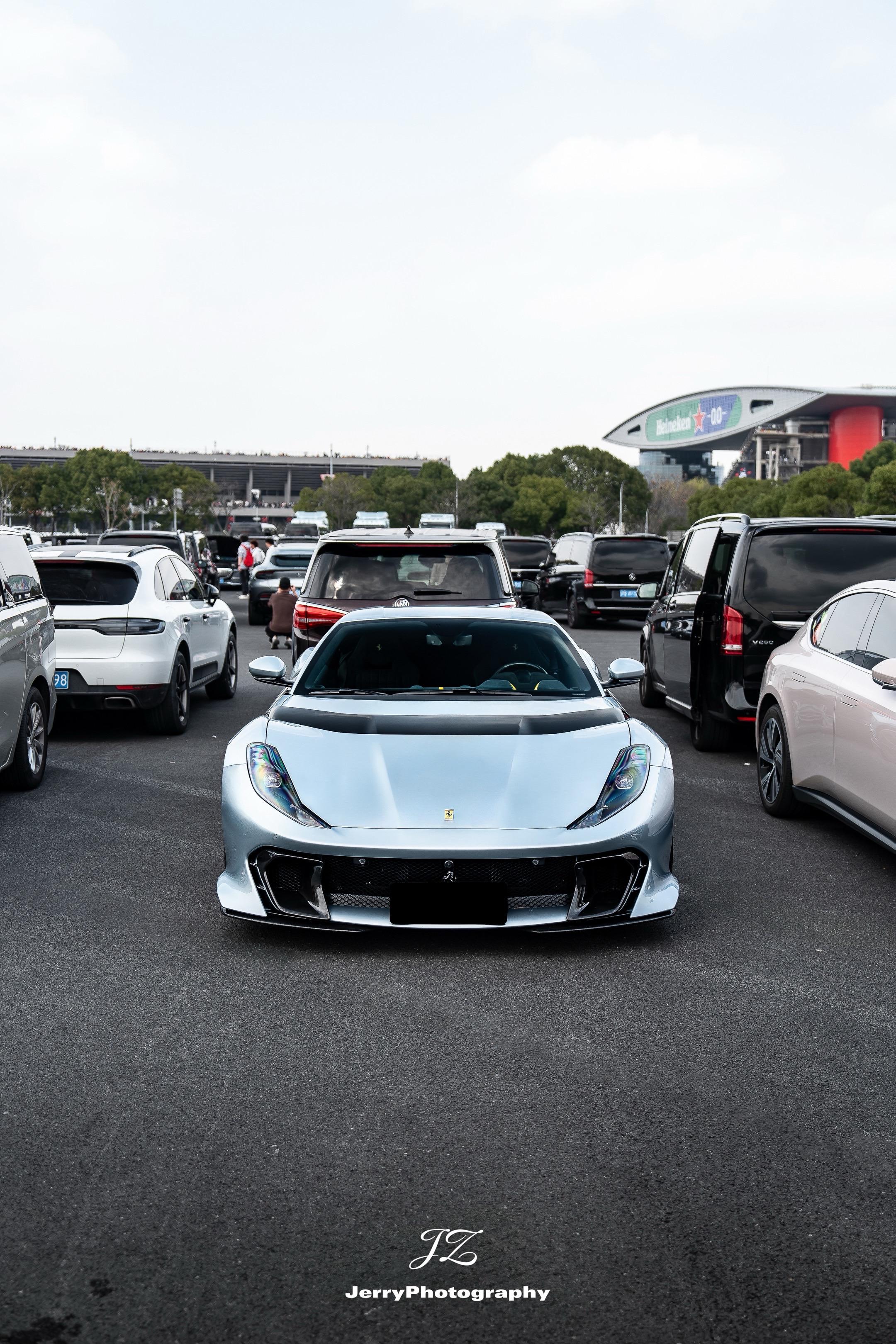 Grigio Alloy.一台很漂亮的法拉利812Competizio...