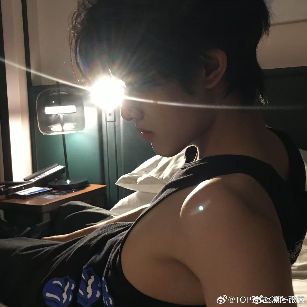 张极黑背心肌肉线条 简约黑背心放大身材优势，柔和又有力量的肌肉线条一览无余，不再