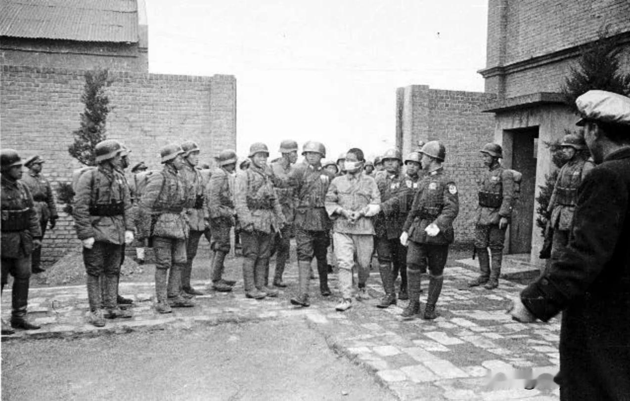 1946年12月31日，日本宪兵队员鹤丸光吉被押往南京雨花台刑场。十十几天前的1