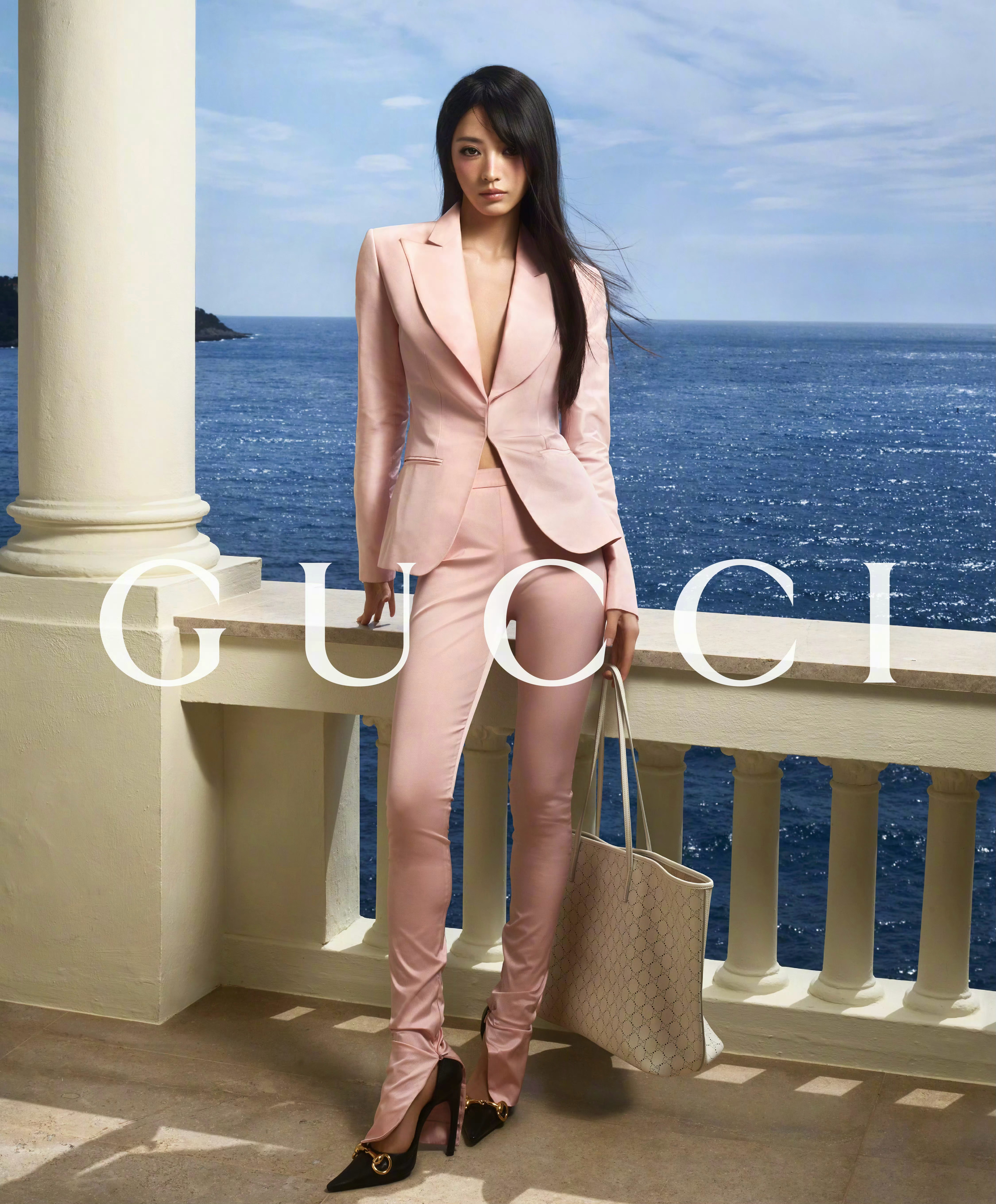 继古驰Monte Carlo第一篇章后，田曦薇身穿GUCCI新季时装，继续出镜古