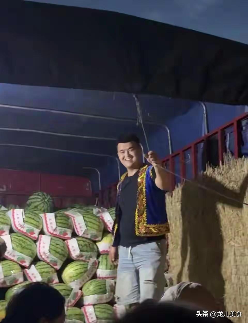 武汉人连夜排队40米，抢光13000斤，卖家亏上千元被劝涨价
 
今夏河南周口扶