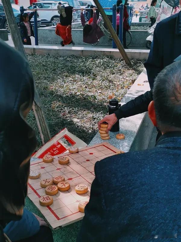 什么样的人活得最幸福？我觉得有几类。积极心理学说良好人际关系孕育积极情绪，和家人