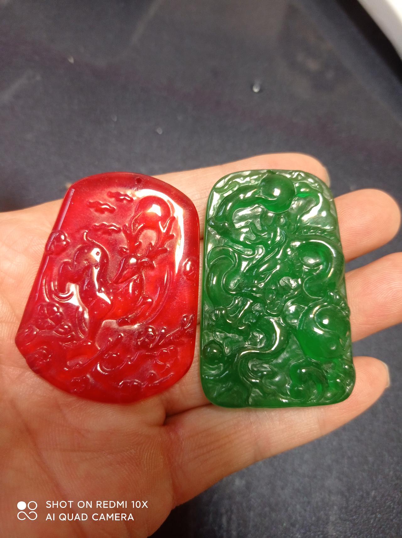 在宝玉石领域，顶级红色系宝石与帝王绿色宝石的较量精彩纷呈。
有一种宝石极像翡翠里