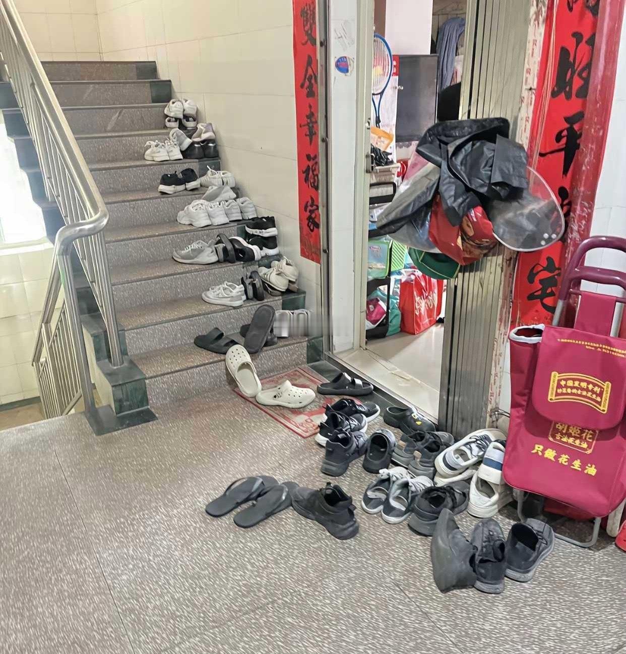 塞，这一家子住的是什么人啊，也太不讲究了吧！ 