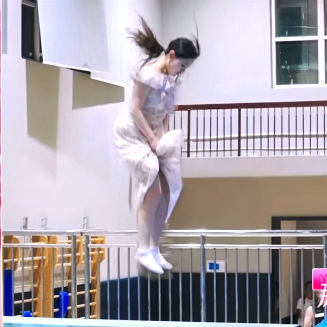 张家齐这一跳完全少女漫！！！ 张家齐少女漫前空翻 妈妈送的金项链没挂到张家齐脖子