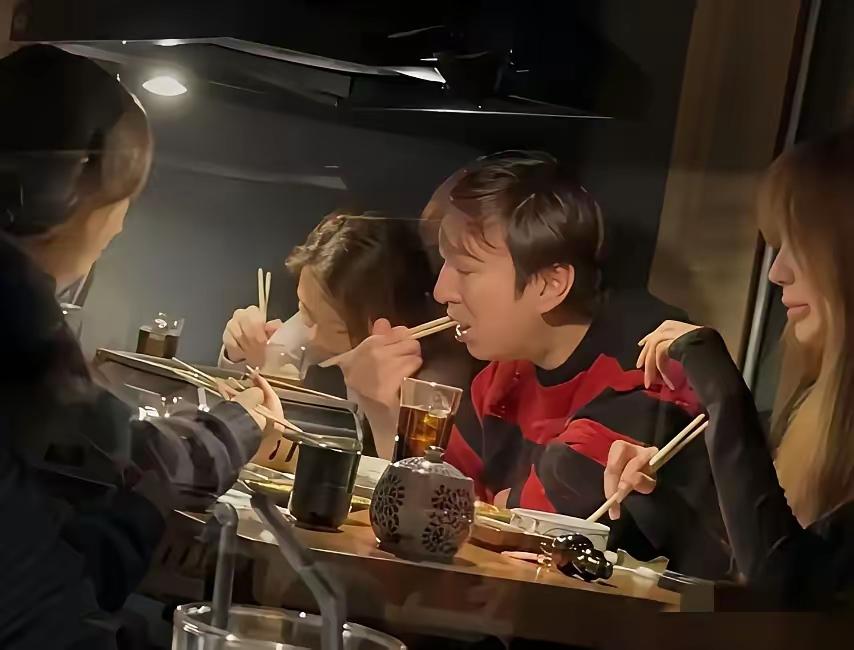 他混女人堆是因为他懂生活
男人和男人在一起总谈事业，女人和女人在一起总比漂亮，只