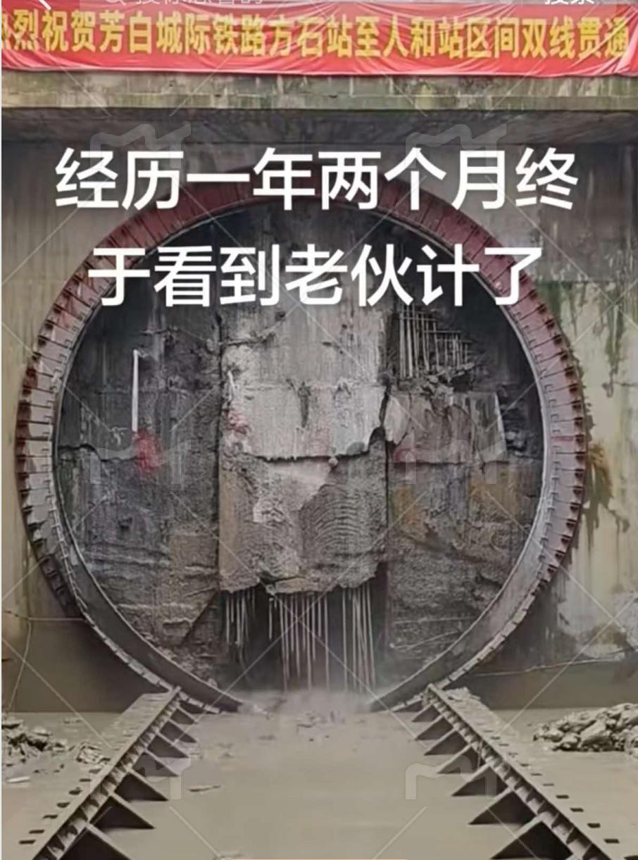 广州芳白城际方石至人和区间双线贯通！
近日，芳村至白云机场城际铁路方石至人和区间