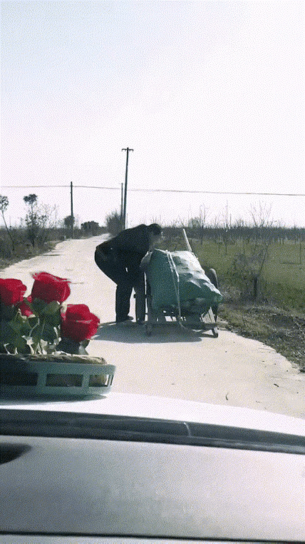 为了不让婚车走回头路，这才是人间温暖！这就是农村人的淳朴！ ​​​