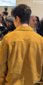 肖战看秀状态和待遇都是顶级 2026秋冬男装系列的暖黄色穿搭被肖战演绎得淋漓尽致