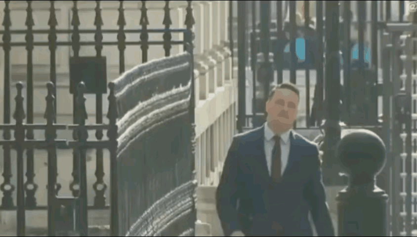 英国卫生大臣韦斯·斯特里廷辞宣布辞职。工党在地方选举中惨败，引发内部剧烈动荡，斯