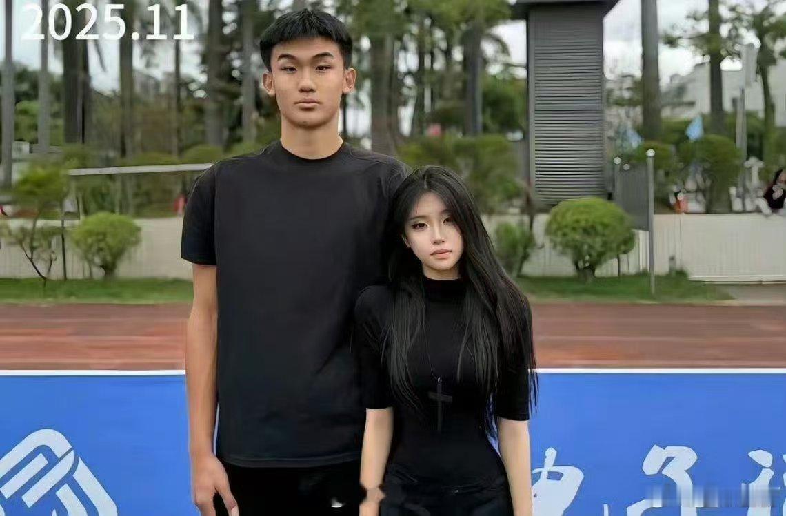 从高中到大学，女朋友渐渐成为了自己攀不上的样子，美成女明星。 ​​​