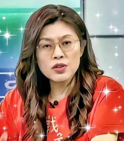 郑丽文刚在大陆吃完“团圆饭”，转头就想去美国“拜码头”？

这事听着就让人来气。