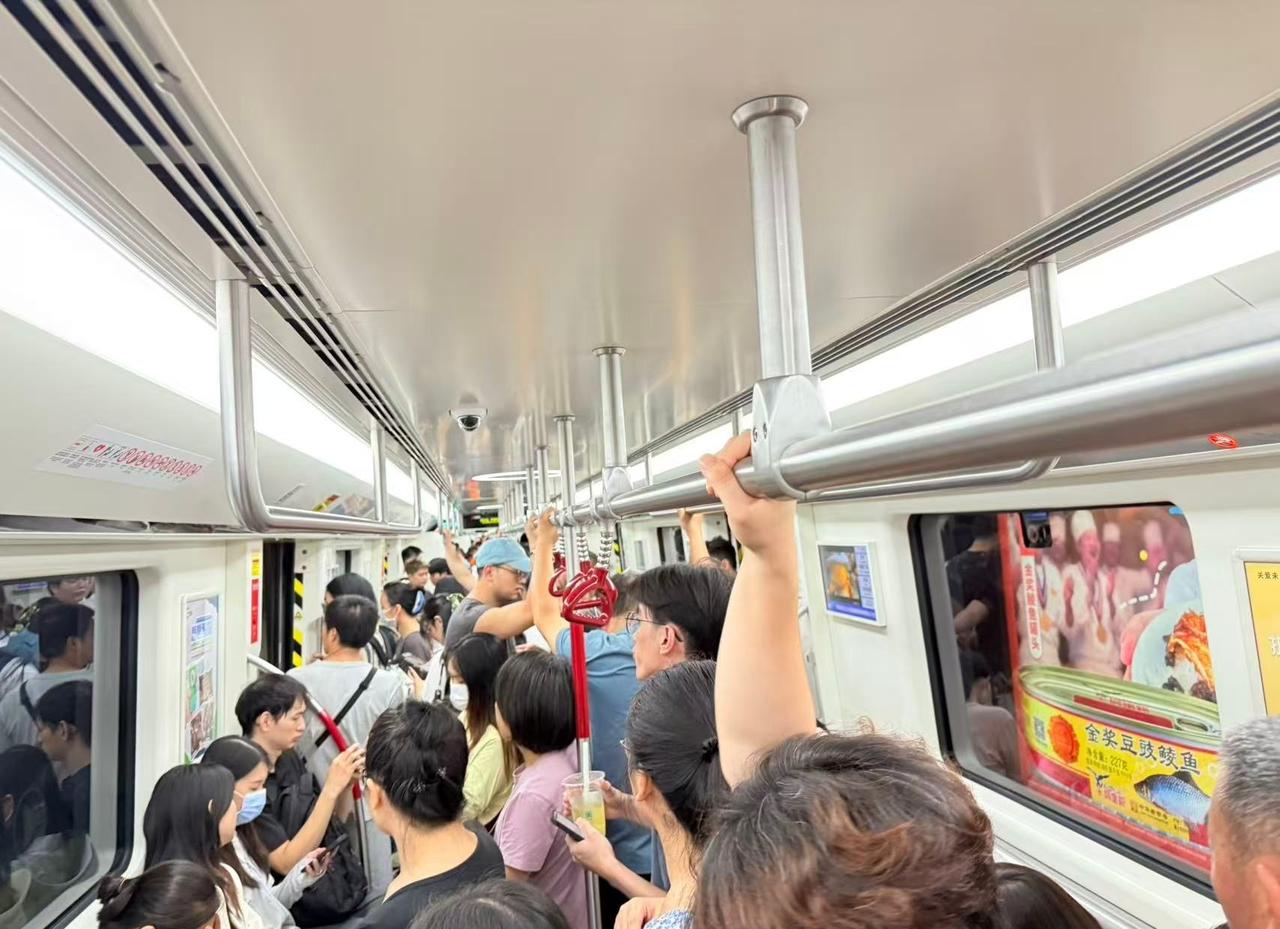 乘车途中，请大家注意站稳扶好，多留意列车广播和显示屏幕上的列车信息，根据自己的行