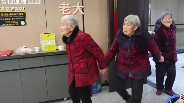 家人们快看！[擦汗]这画面直接戳中泪点！

老街暖阳下，九位80-90岁的兄弟姐