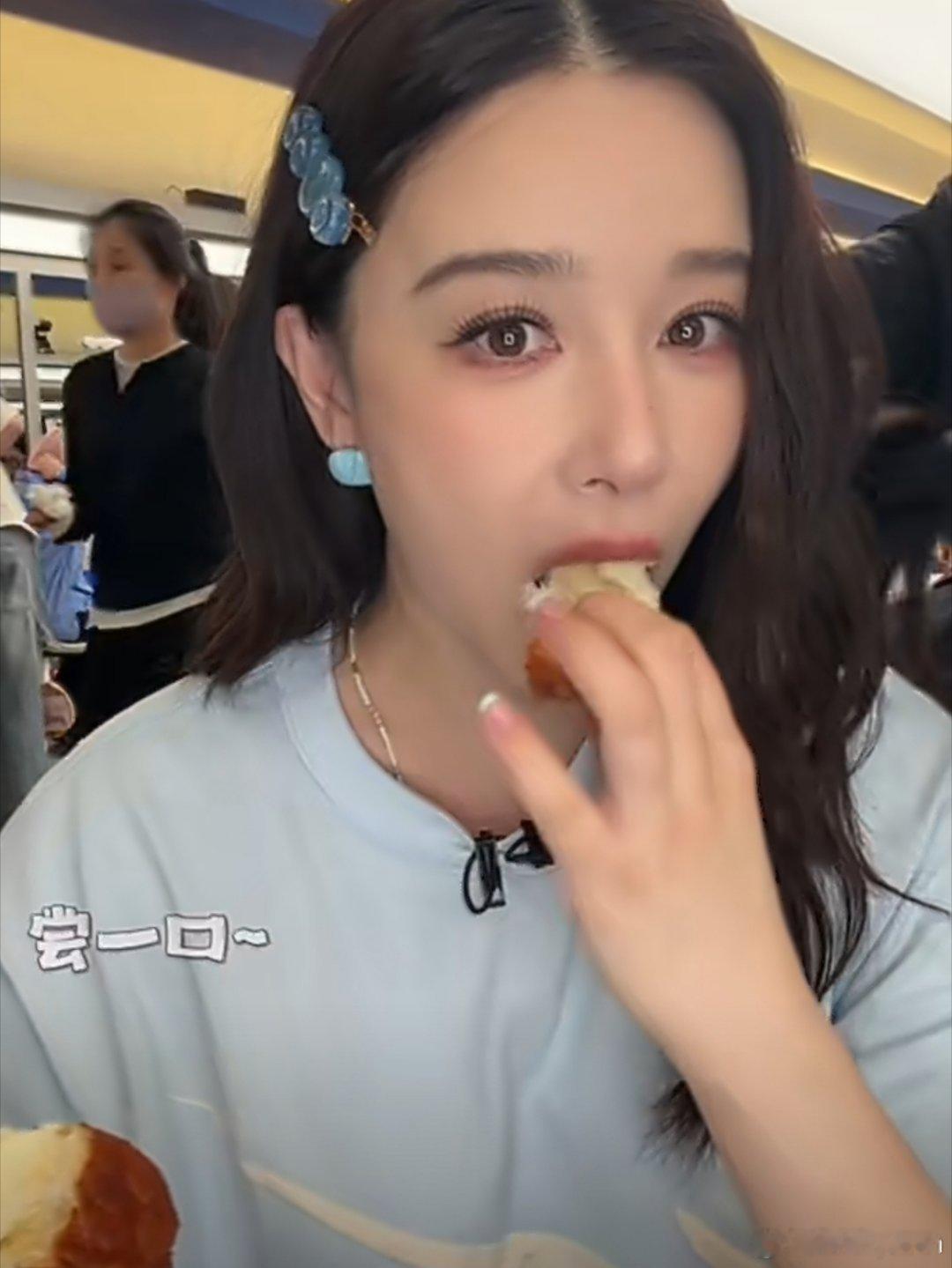 李小冉送的面包好吃到阚清子当晚饭吃阚清子就这样宠爱自己，老自一口，老己一口的吃李