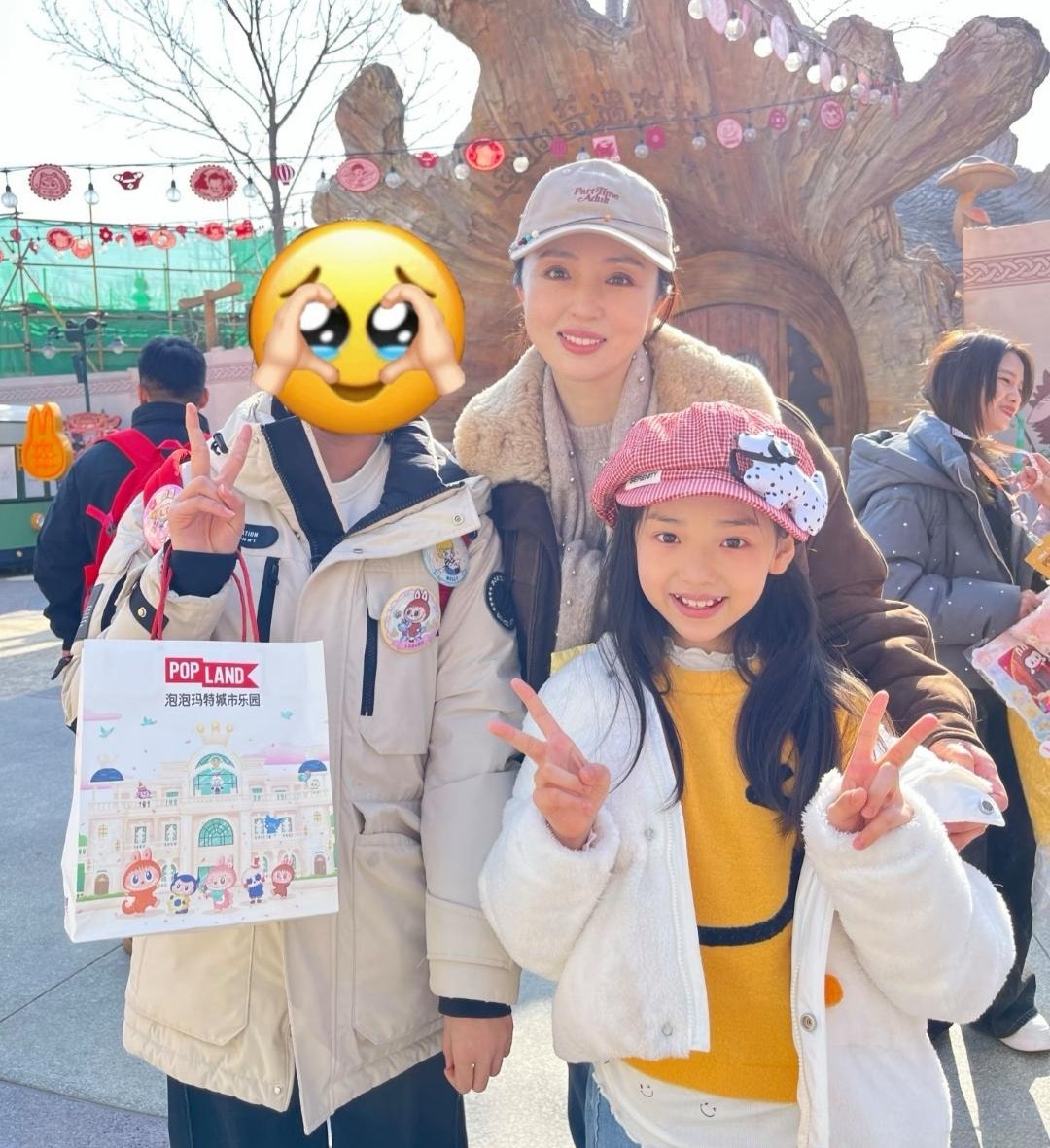 董璇和10岁女儿小酒窝现身北京乐园游玩，母女俩打扮时尚，小酒窝长得很漂亮，性格古