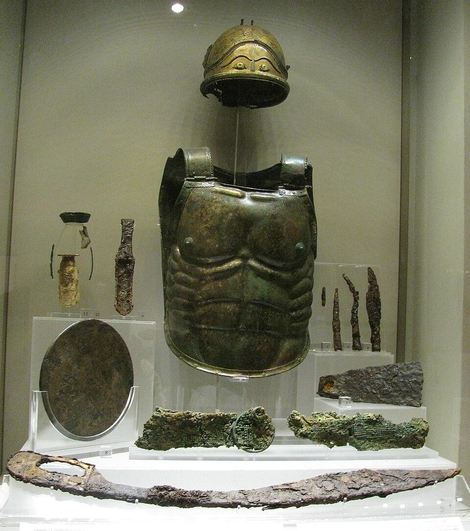一个伊特鲁里亚武士的"豪华陪葬品"：2500年前的虚荣心有多强？
看这套装备，古
