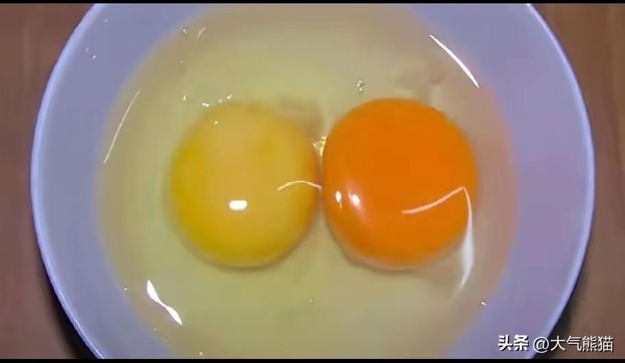 原来鸡蛋的蛋黄是红的，并不一定就是土鸡蛋。
315曝光的这个鸡蛋的问题，可以说给