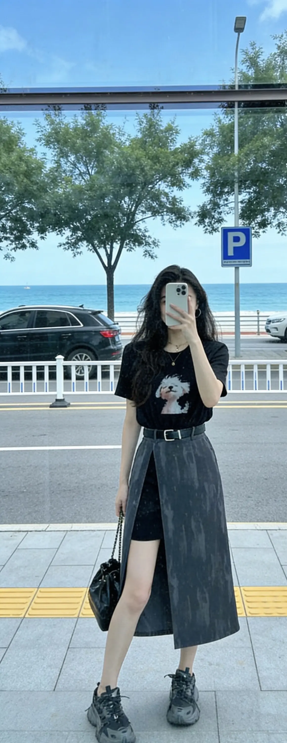 “去喜欢那个很拽 却为你低头的人               去珍惜那...