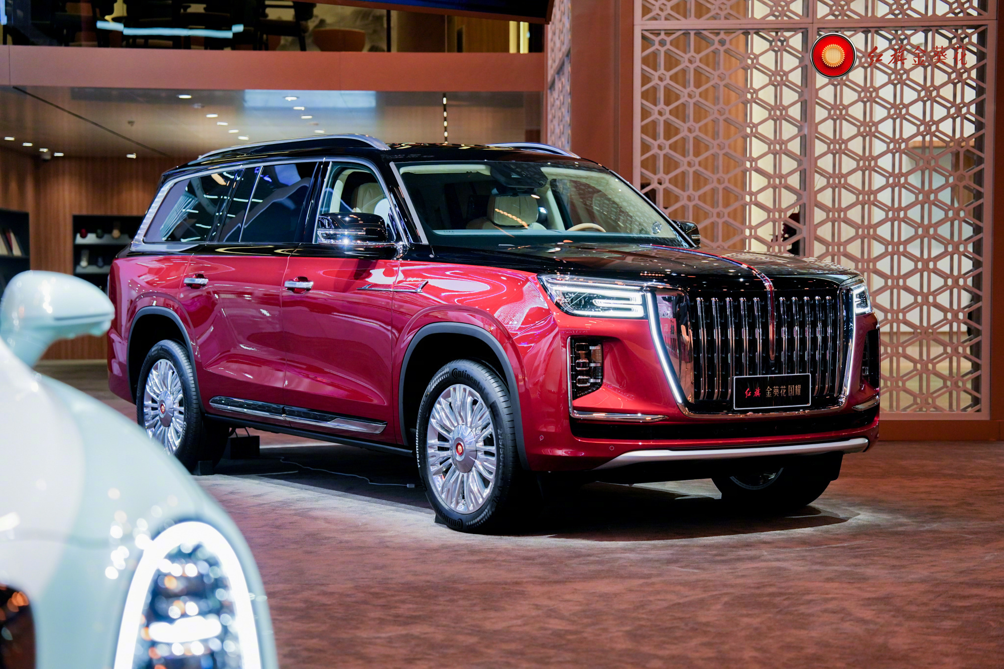 玩车这么多年，终于看到了和西方完全不同的豪华答案。西方的超豪华，本质是材料的堆砌