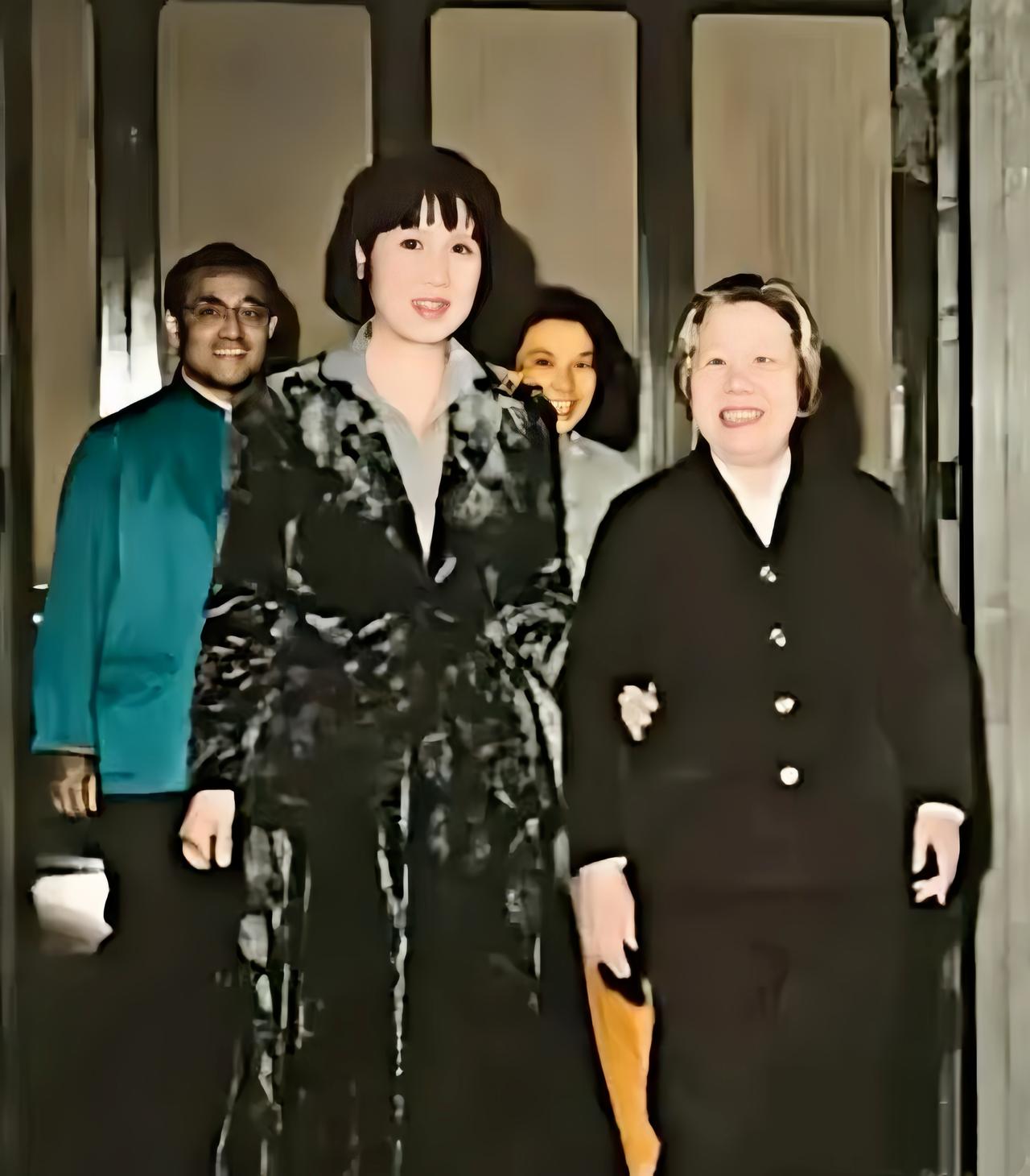 下图是张灵甫遗孀王玉龄与邓颖超的一张抓拍照，时间是1973年。当时的王玉龄年45