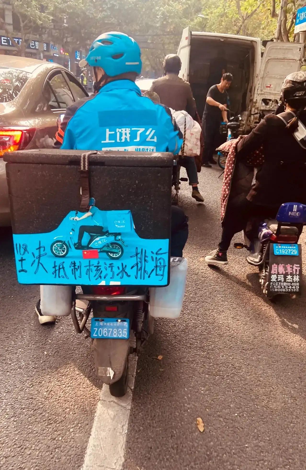 向这个外卖小哥致敬