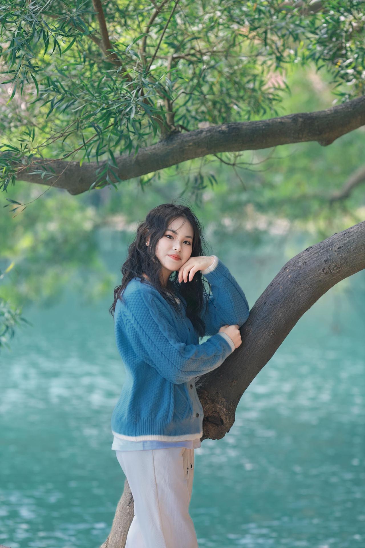 小姐姐在龙潭公园偶遇，表现很不错。天气再冷也挡不住拍照的热情，让碧水，青山，绿树