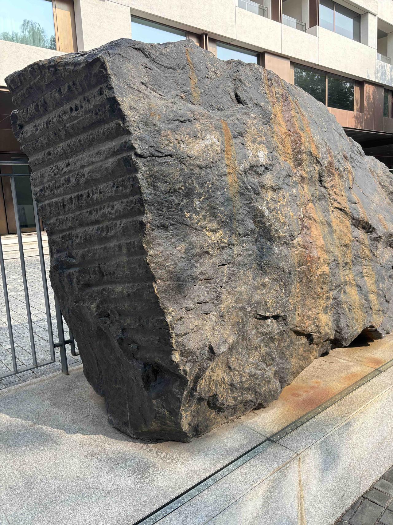 在中国矿业的门口矗立着一块巨石，据观察也有多年历史了吧。可以肯定地说它是一块巨大