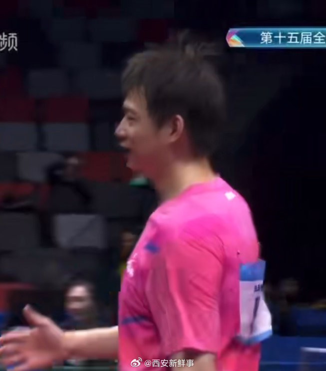 【周雨笑着祝贺樊振东】周雨祝贺樊振东11月10日，第十五届全运会乒乓球项目男子单