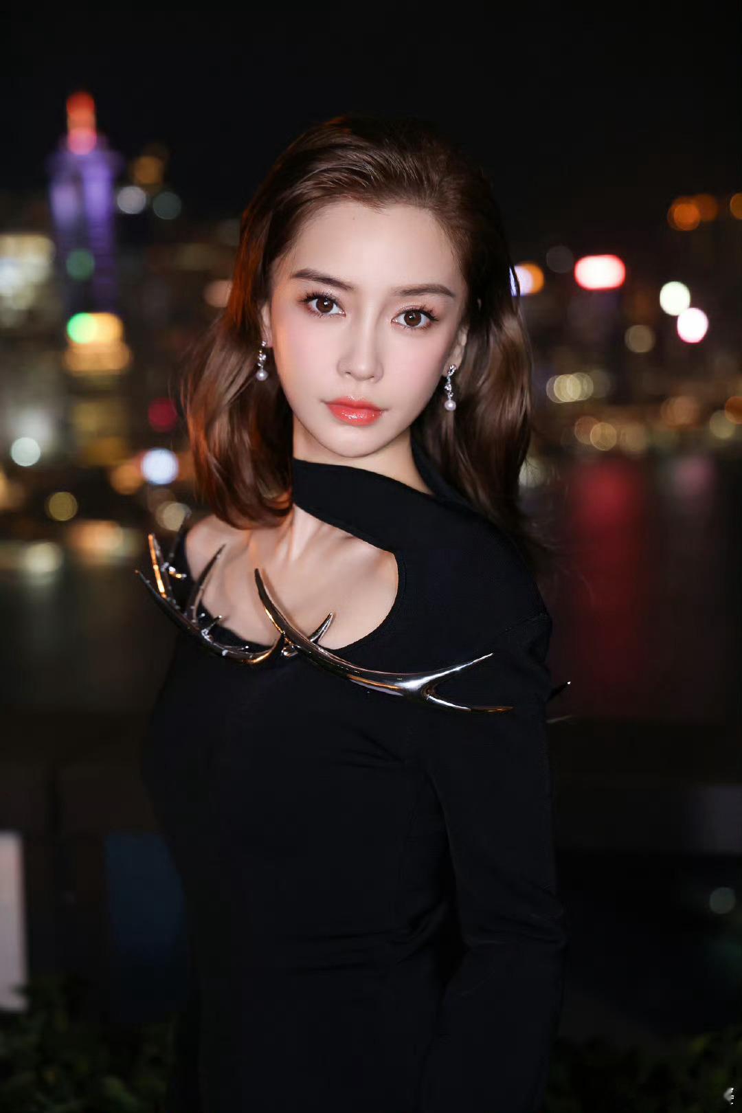 Angelababy高开叉黑色裙装 Angelababy以一袭高开叉黑色长裙展现