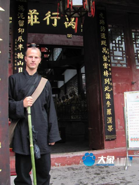 别再为武当山那两万多名老外喝彩了！这哪里是什么文化输出，压根就是一场文化层面的“