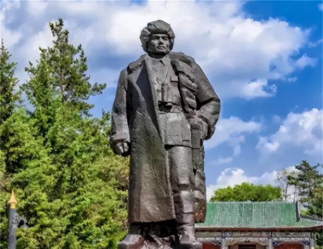 1949年3月11日，河南确山，在四野大军滚滚南下的铁流中，一对兄妹站在路口，拿