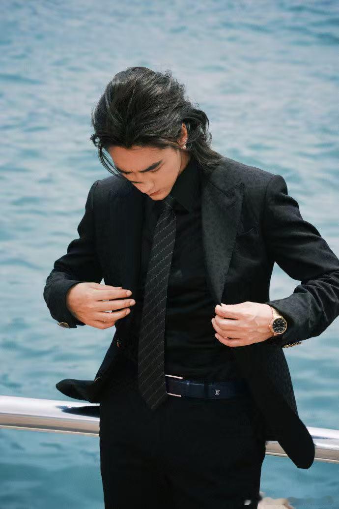 此沙金像奖红毯此沙走了两遍金像奖红毯 此沙金像奖红毯造型来啦！黑西装背头，港风气