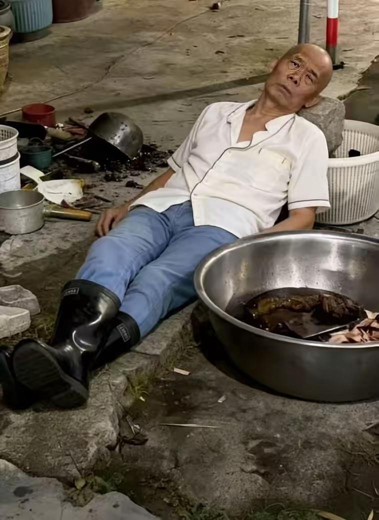 鸡煲老板一副生无可恋的表情！[捂脸]