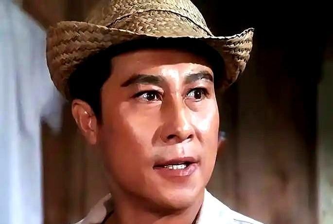 那时候的领导，可能真没看懂王心刚。
非要把他的单眼皮，生生画成双眼皮。
再把儒雅